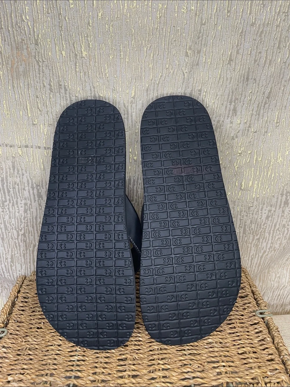 Sanuk Men’s Black Flip-Flop Sandals with Arch Support Subtle Green Tag Sz 12 New